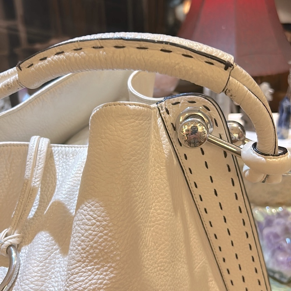 GREAT WHITE BCBGMAXZRIA🔥🔥pebbled leather handbag 👜 - Picture 9 of 16